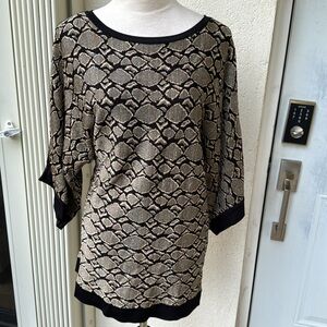 ADRIENNE VITTADINI. Black/ Gold Animal Print Sweater Sz-L. Long Sleeve. …